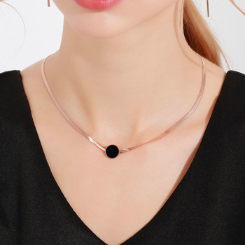 Ženski choker ogrlica, minimalistički kratki lančić, izražajan dizajn, moderno i elegantno.
