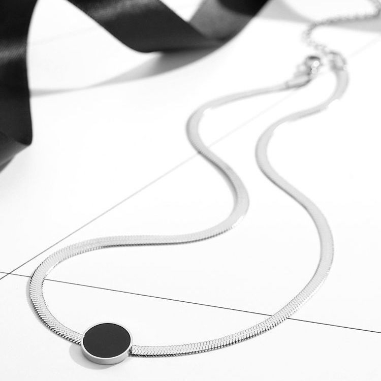 Ženski choker ogrlica, minimalistički kratki lančić, izražajan dizajn, moderno i elegantno.