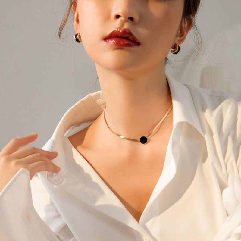 Ženski choker ogrlica, minimalistički kratki lančić, izražajan dizajn, moderno i elegantno.