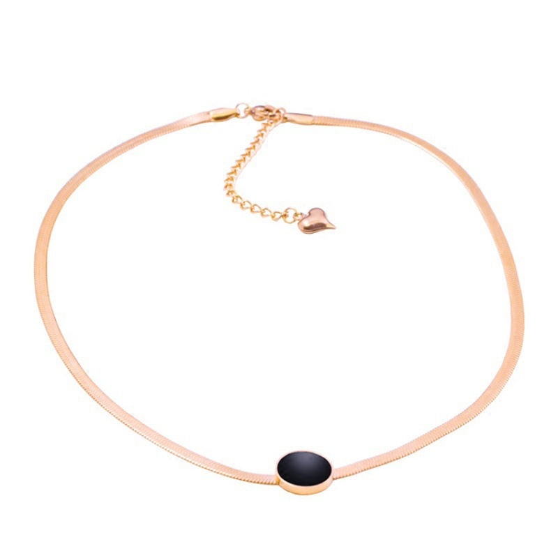 Ženski choker ogrlica, minimalistički kratki lančić, izražajan dizajn, moderno i elegantno.