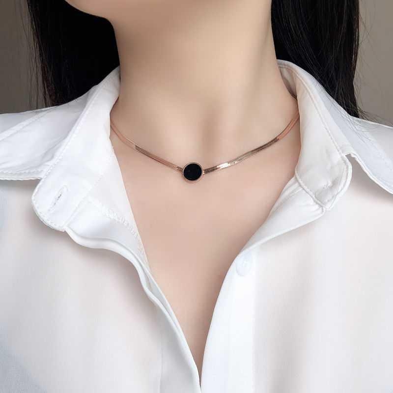 Ženski choker ogrlica, minimalistički kratki lančić, izražajan dizajn, moderno i elegantno.