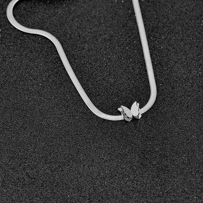 Ženski choker ogrlica, minimalistički kratki lančić, izražajan dizajn, moderno i elegantno.