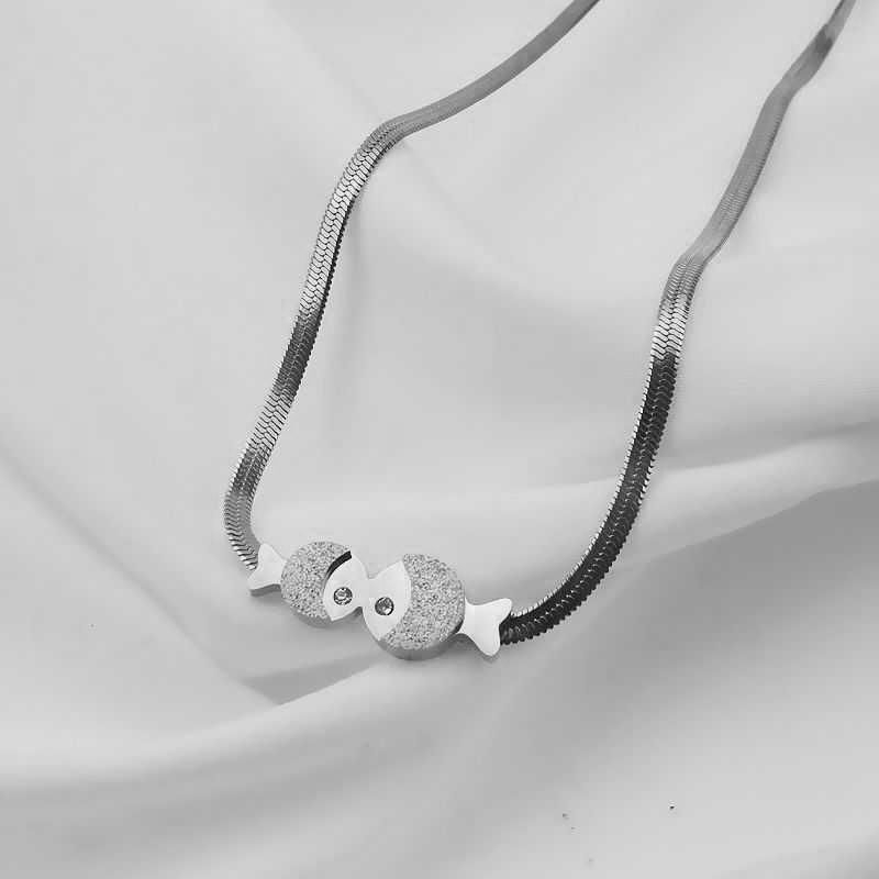 Ženski choker ogrlica, minimalistički kratki lančić, izražajan dizajn, moderno i elegantno.