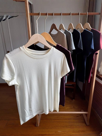 Γυναικεία εφαρμοστή κοντομάνικη T-shirt από μείγμα Lyocell-acetate-wool, στρογγυλό λαιμό