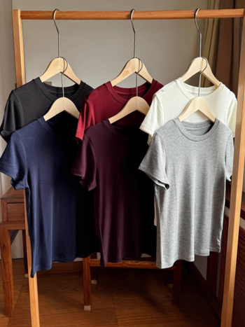 Γυναικεία εφαρμοστή κοντομάνικη T-shirt από μείγμα Lyocell-acetate-wool, στρογγυλό λαιμό