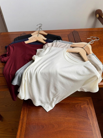 Γυναικεία εφαρμοστή κοντομάνικη T-shirt από μείγμα Lyocell-acetate-wool, στρογγυλό λαιμό