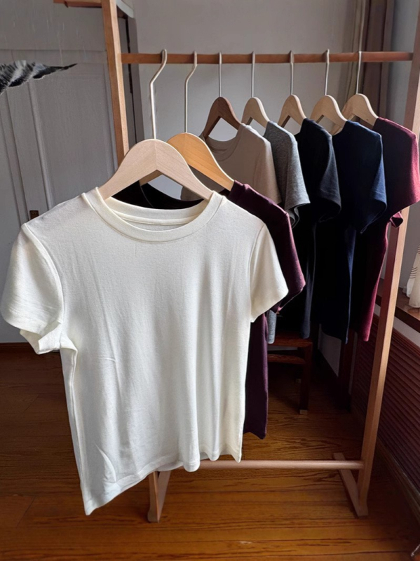 Γυναικεία εφαρμοστή κοντομάνικη T-shirt από μείγμα Lyocell-acetate-wool, στρογγυλό λαιμό