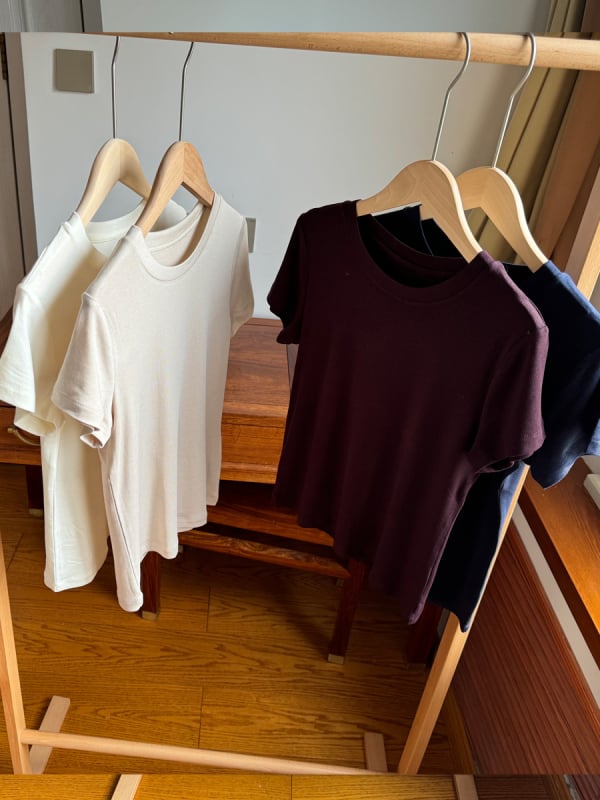 Γυναικεία εφαρμοστή κοντομάνικη T-shirt από μείγμα Lyocell-acetate-wool, στρογγυλό λαιμό