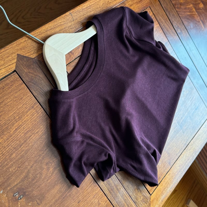 Γυναικεία εφαρμοστή κοντομάνικη T-shirt από μείγμα Lyocell-acetate-wool, στρογγυλό λαιμό