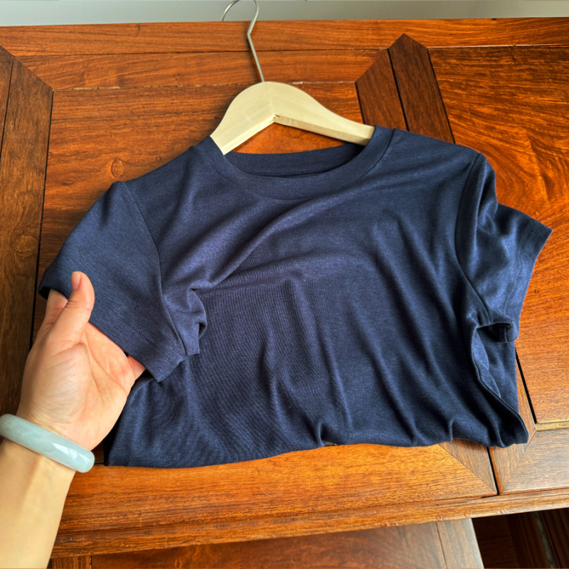 Γυναικεία εφαρμοστή κοντομάνικη T-shirt από μείγμα Lyocell-acetate-wool, στρογγυλό λαιμό