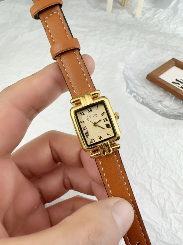 Női négyszögletes karóra, kis méretű, minimalist stílusú, római retro arany, elegáns mindennapi időmérő