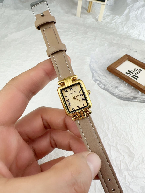 Női négyszögletes karóra, kis méretű, minimalist stílusú, római retro arany, elegáns mindennapi időmérő