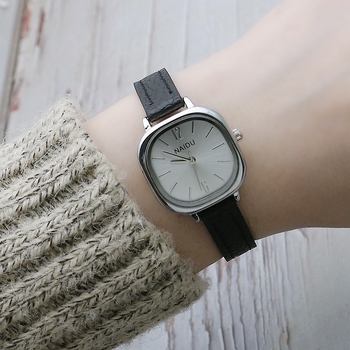 Unisex sat s ovalnim brojčanikom, kvarc, remen od umjetne kože, model 0827
