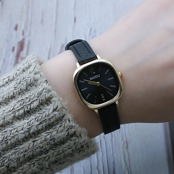 Unisex sat s ovalnim brojčanikom, kvarc, remen od umjetne kože, model 0827