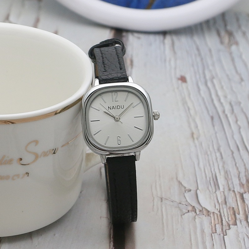 Unisex sat s ovalnim brojčanikom, kvarc, remen od umjetne kože, model 0827
