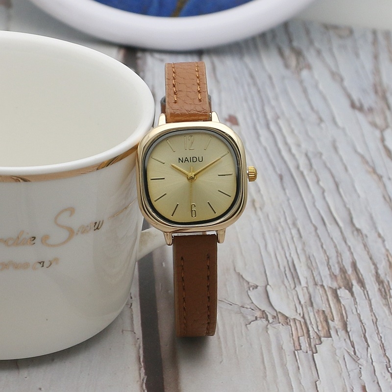 Unisex sat s ovalnim brojčanikom, kvarc, remen od umjetne kože, model 0827