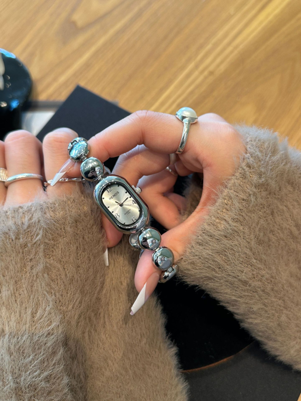 Női karkötőóra minimalista, ovális számlappal, kvarc szerkezettel