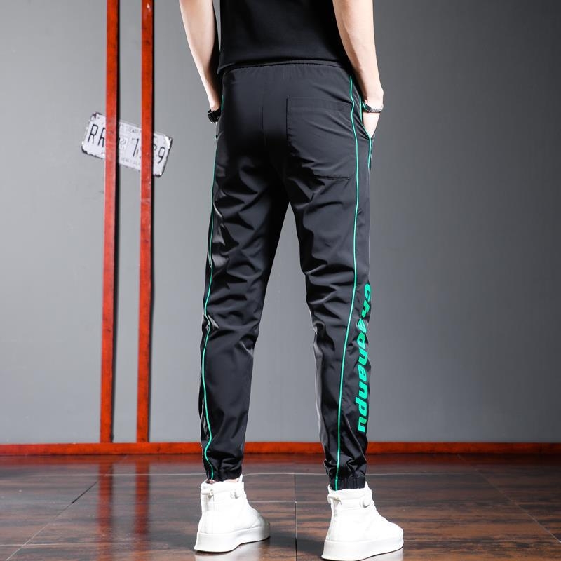Ljetne muške casual hlače od laganog ice silk materijala, brzo se suše, crne, s tiskom slova i prugama, s elastičnim završecima