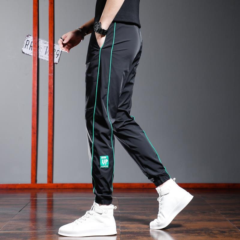 Ljetne muške casual hlače od laganog ice silk materijala, brzo se suše, crne, s tiskom slova i prugama, s elastičnim završecima