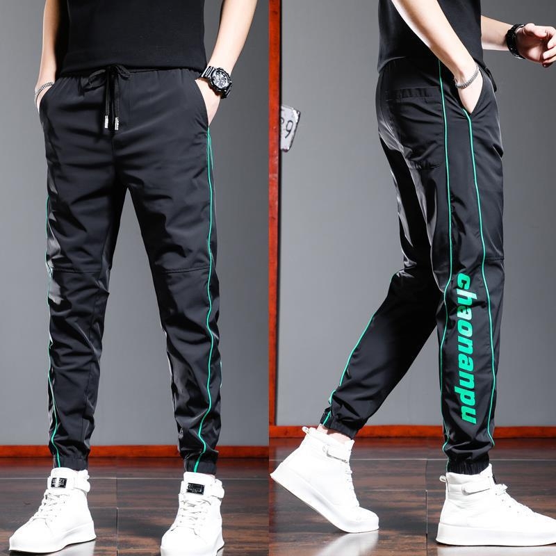 Ljetne muške casual hlače od laganog ice silk materijala, brzo se suše, crne, s tiskom slova i prugama, s elastičnim završecima