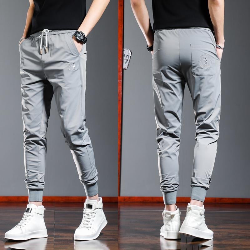 Ljetne muške casual hlače od laganog ice silk materijala, brzo se suše, crne, s tiskom slova i prugama, s elastičnim završecima