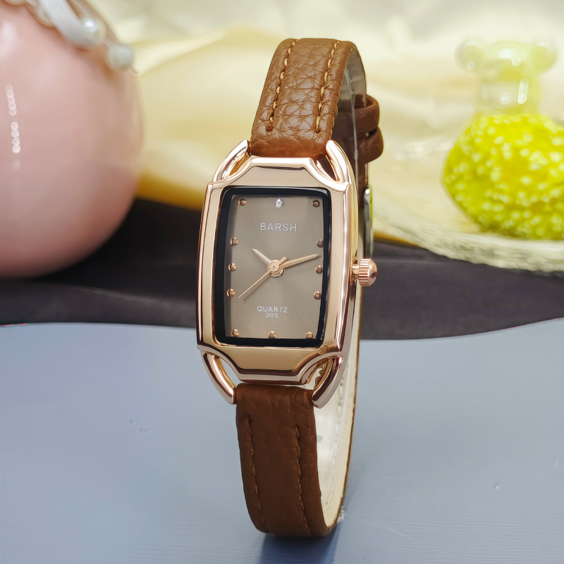 Ženski sat u zlatnom tonu, kvarc, pravokutno-metalno kućište, brojčanik 24 mm, debljina 7 mm, metalna narukvica, klasičan elegantan stil