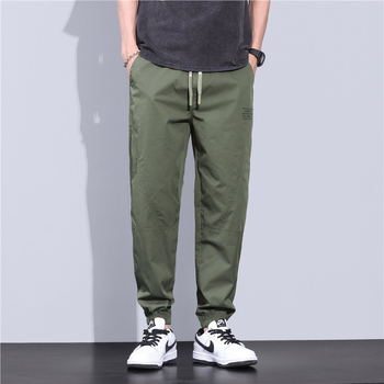 Férfi sportnadrág lazán szabott, középmagasságú derékkal, bokán szűkülő szárvéggel, nyári casual streetwear