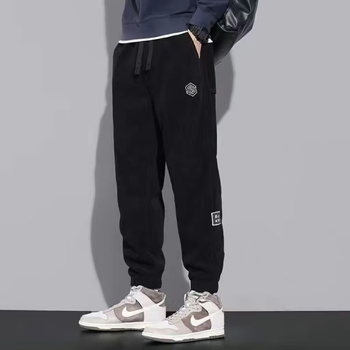 Ανδρικά casual παντελόνια από corduroy, φλις επένδυση, άνετη εφαρμογή, μέση με κορδόνι και στενοί τελειώματα στους αστραγάλους, φθινόπωρο–χειμώνας 2024