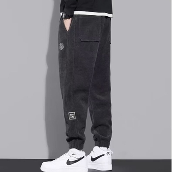 Ανδρικά casual παντελόνια από corduroy, φλις επένδυση, άνετη εφαρμογή, μέση με κορδόνι και στενοί τελειώματα στους αστραγάλους, φθινόπωρο–χειμώνας 2024
