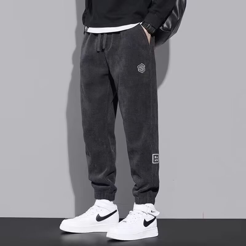 Ανδρικά casual παντελόνια από corduroy, φλις επένδυση, άνετη εφαρμογή, μέση με κορδόνι και στενοί τελειώματα στους αστραγάλους, φθινόπωρο–χειμώνας 2024