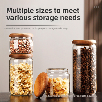 Domáca hermeticky uzatvárateľná sklenená dóza z borosilikátového skla s dreveným viečkom na uskladnenie sušeného ovocia, občerstvenia, korenín a džemov v kuchyni