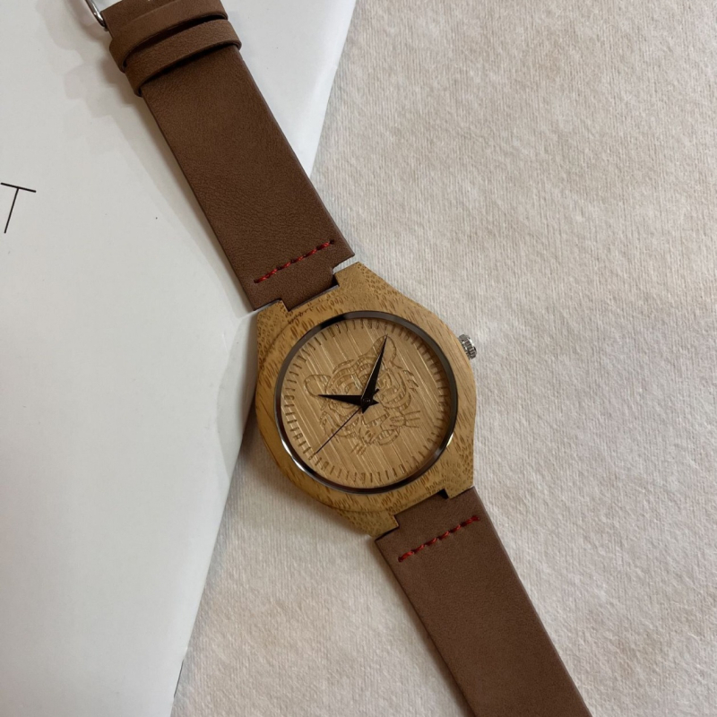 Ξύλινο ανδρικό ρολόι με δερμάτινο λουράκι και μπαμπού στοιχεία, κίνηση quartz, εξατομικευμένος σχεδιασμός