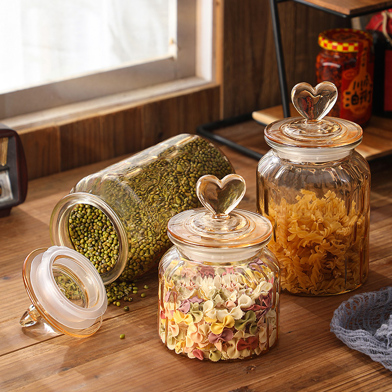 Szív alakú üveg zárható tároló, átlátszó borostyán színű, elegáns dizájn, snackek, édességek és tea tárolására, fedéllel