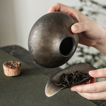 Japán stílusú retro durva kerámia teás doboz Pu'er teához, aranyrozsdás mázzal, kemence variációval.