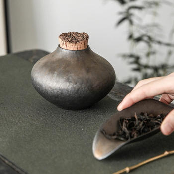 Japán stílusú retro durva kerámia teás doboz Pu'er teához, aranyrozsdás mázzal, kemence variációval.