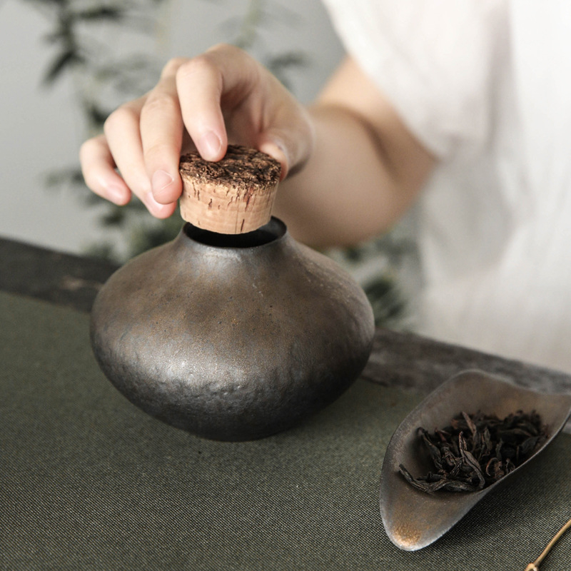 Japán stílusú retro durva kerámia teás doboz Pu'er teához, aranyrozsdás mázzal, kemence variációval.