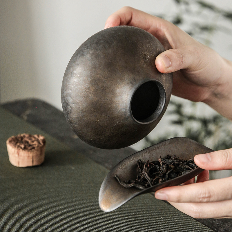Japán stílusú retro durva kerámia teás doboz Pu'er teához, aranyrozsdás mázzal, kemence variációval.