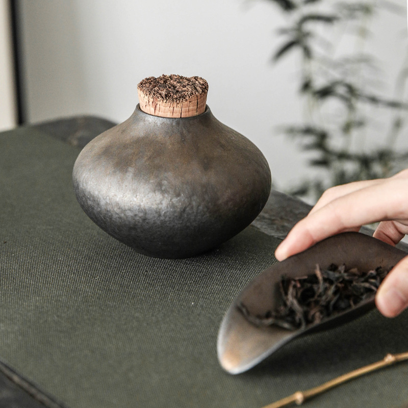 Japán stílusú retro durva kerámia teás doboz Pu'er teához, aranyrozsdás mázzal, kemence variációval.