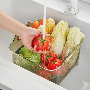Coș transparent de plastic pentru spălat legume și fructe în chiuvetă