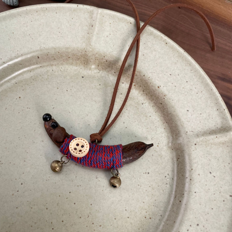 Pandantiv din lemn cu dachshund, șnur împletit și clopoțel; pandantiv drăguț pentru geantă, realizat manual
