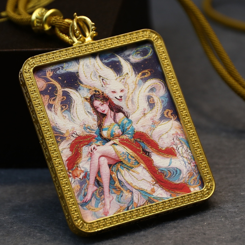 Pandantiv Thangka tibetan în cutie - pictură manuală aurie, spirit de vulpe cu nouă cozi