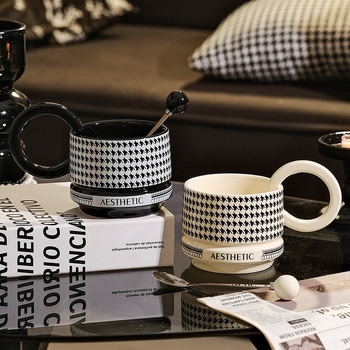 Cana ceramică inspirată de Hepburn, design minimalist, capacitate mare, cană cu mâner rotund pentru cupluri