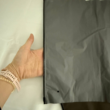 Pungă CPE cu fermoar pentru haine, finisaj sablat, transparență ridicată, grosime dublă, protecție împotriva prafului, culoare gri închis, dimensiuni 30×40 cm