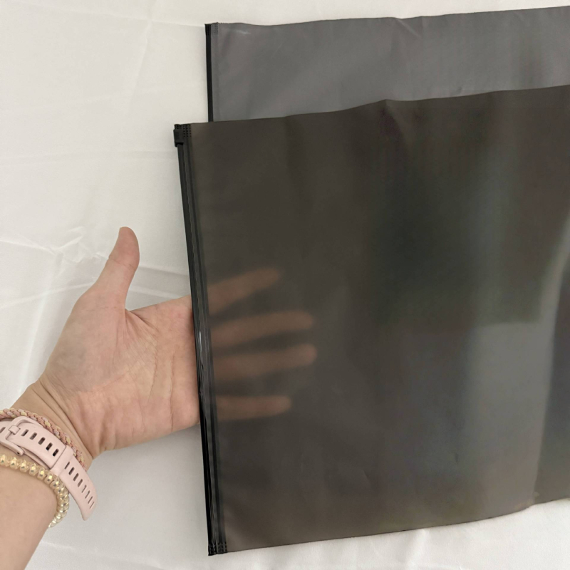 Pungă CPE cu fermoar pentru haine, finisaj sablat, transparență ridicată, grosime dublă, protecție împotriva prafului, culoare gri închis, dimensiuni 30×40 cm