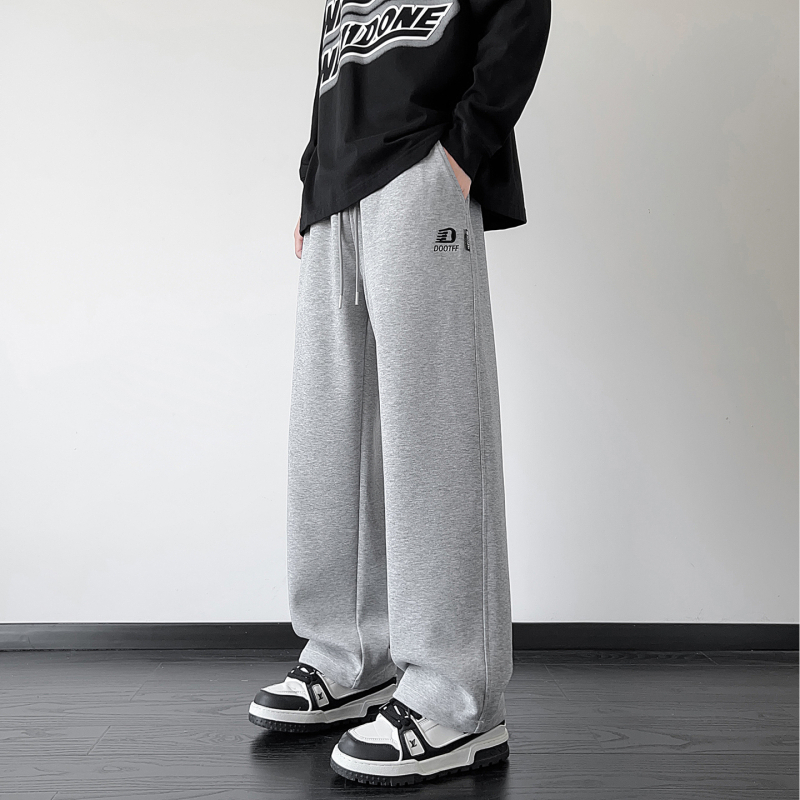 Pantaloni sport casual pentru băieți tineri, primăvară-toamnă, croială largă, drepti, talie medie-înaltă, închidere cu șiret, imprimeu text