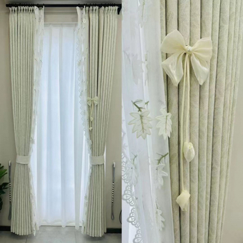 Elegantný závesový kolík s mašličkou – malý ozdobný doplnok