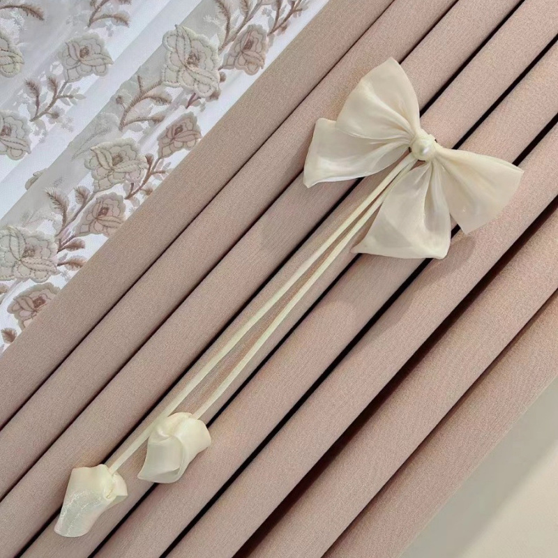 Elegantný závesový kolík s mašličkou – malý ozdobný doplnok