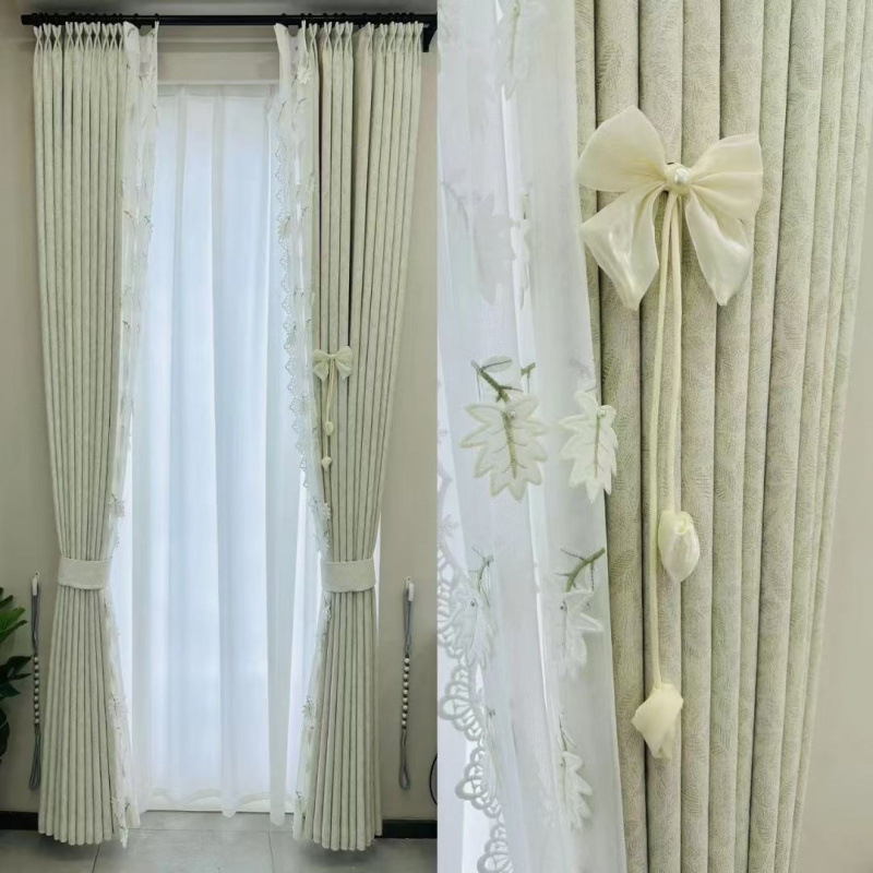 Elegantný závesový kolík s mašličkou – malý ozdobný doplnok
