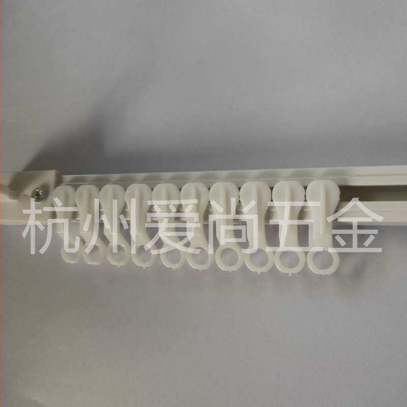 Biely plastový závesový háčik, model U500, rozmery 20×50 mm