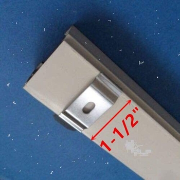4-palcový pevný držiak pre vertikálnu dráhu závesu so sedemznakovým kódom, biely kov